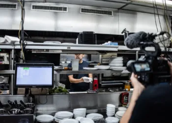 Riprese di The Lunch nella cucina di un diner, con il cuoco dietro il banco e una videocamera in primo piano