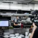 Riprese di The Lunch nella cucina di un diner, con il cuoco dietro il banco e una videocamera in primo piano