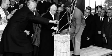 Antonio Segni posa la prima pietra della Facoltà di Agraria di Sassari